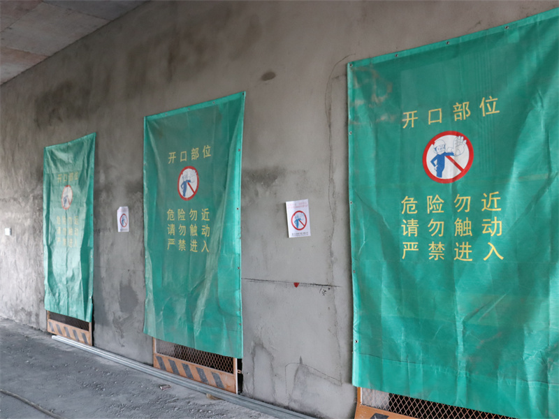 新梯安装层门口防护 